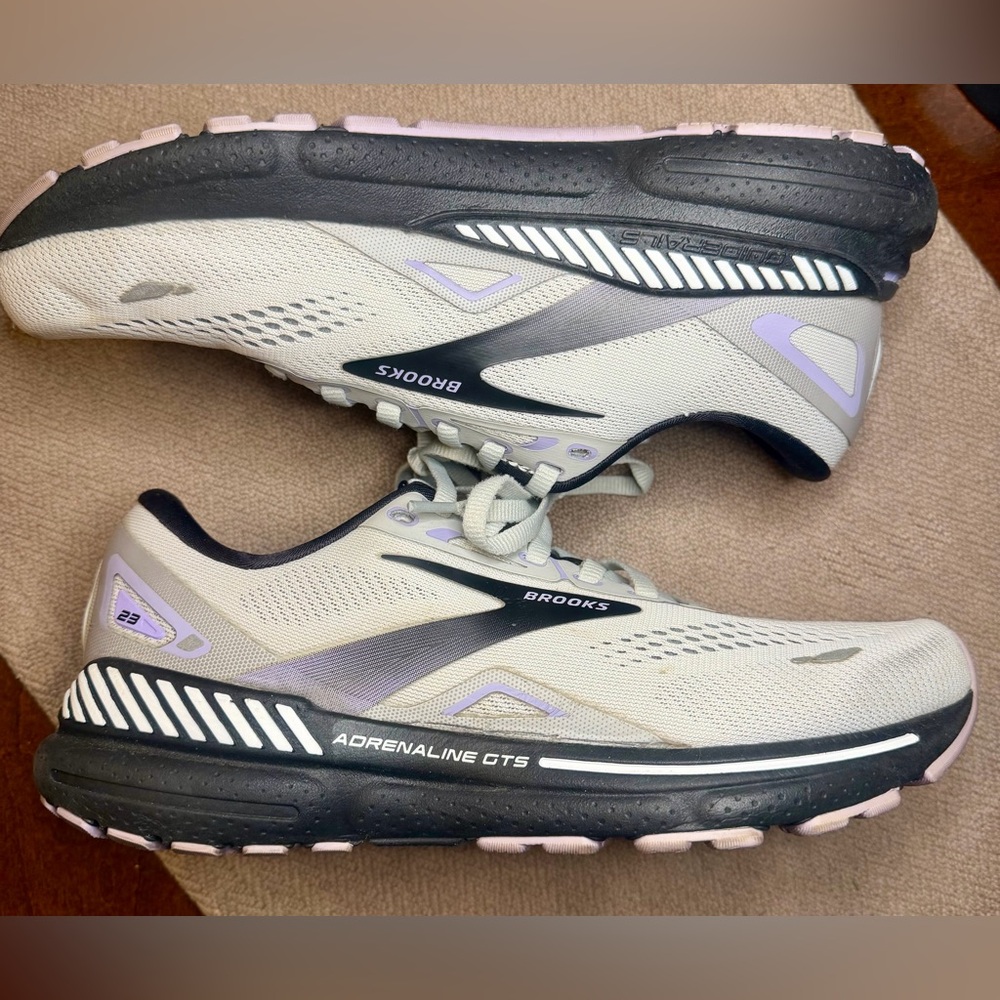 Brooks Women's Adrenaline GTS 23
Size 8.5 - Picture 4 of 8
